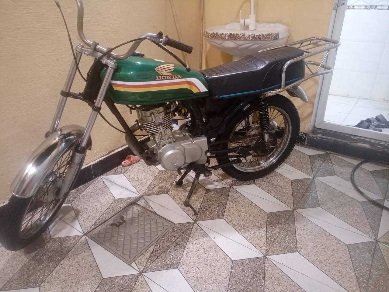 إيراني أدوات للبيع جاهزة ربع ما تصرف عليها مكاني البصرة الجزيرة السعر (450) وبيهة مجال لحد يخابرني يكلي شكد قفلهة شراي تجي تشوفهة وتدلل هاتف : ***********
