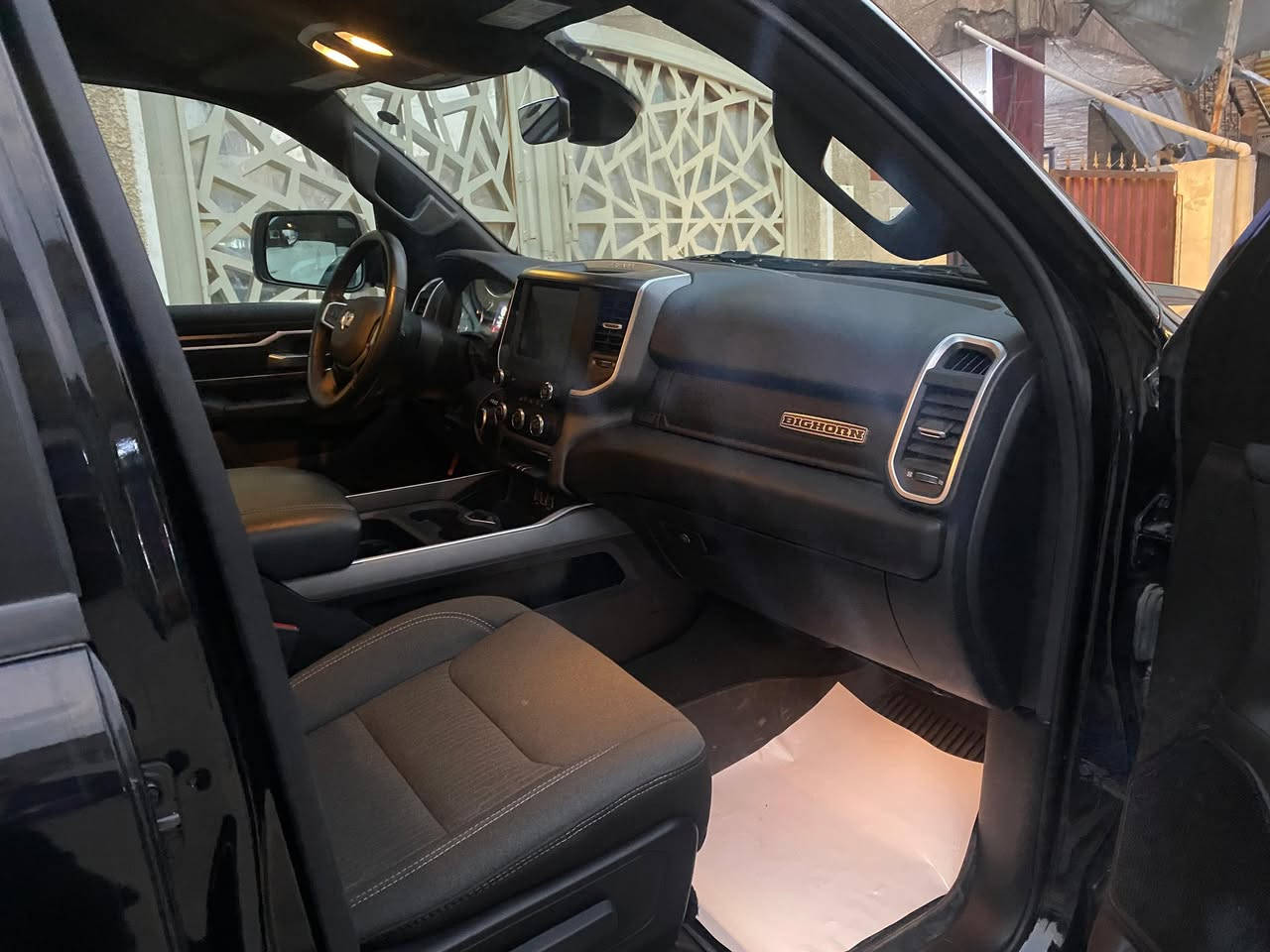 السلام عليكم للبيع فقط دوج رام بيك هورن موديل 2023بودي طويل باب قصير السياره مكفوله من الضربه   ماعدا جاملغ جهت السايق  صبغ تبريد تدفئه تايرات جديد  السعر 250 وبي مجال للاتصال ***********مكان بغداد جديدة
