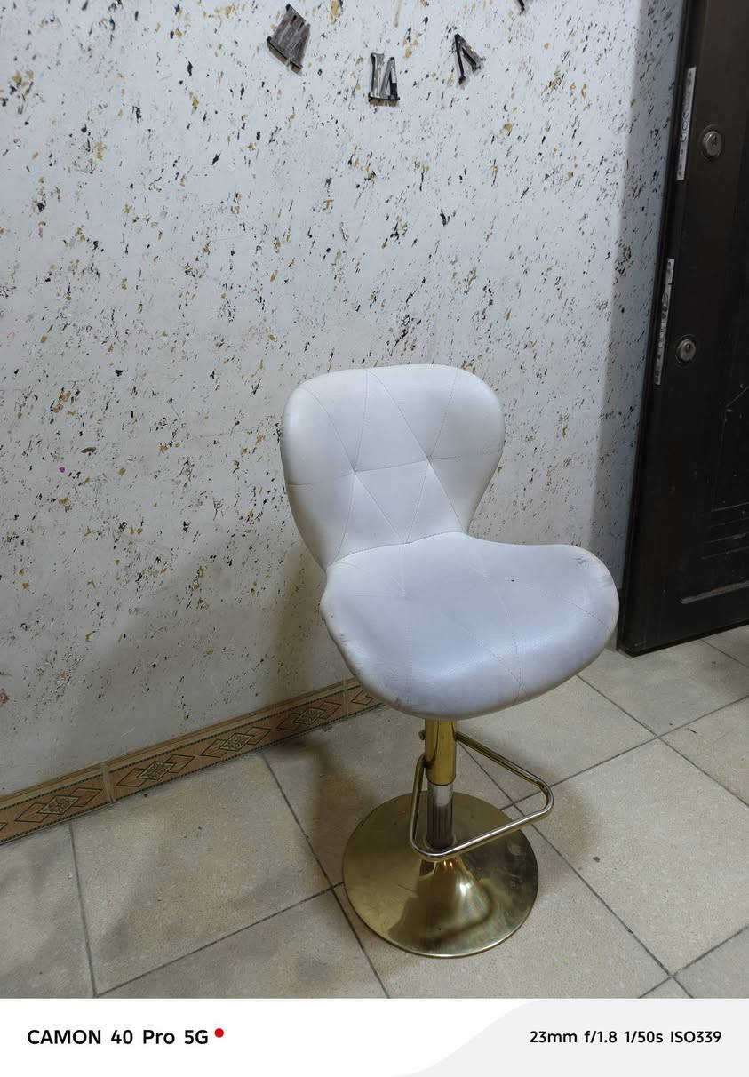 السلام عليكم ميز مكتبي ديكوره كلش حلو ويا كرسي دوار  يرهم مال صالون عيادة كوزمتك ايشي السعر ب175 وبي مجال اشويه مكانه سوك الشيوخ توصيل موجود. ***********
