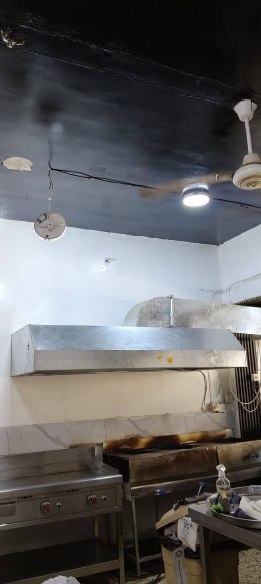 السلام عليكم ورحمه الله
غراض مطعم للبيع
بوجه مترتين ودكتات ٨ امتار مع مروحتين بقوة ٢٨٠٠ 
مكينة فلافل دبل قايش ، وماطورها حصان ونص 
للاستفسار 
***********
