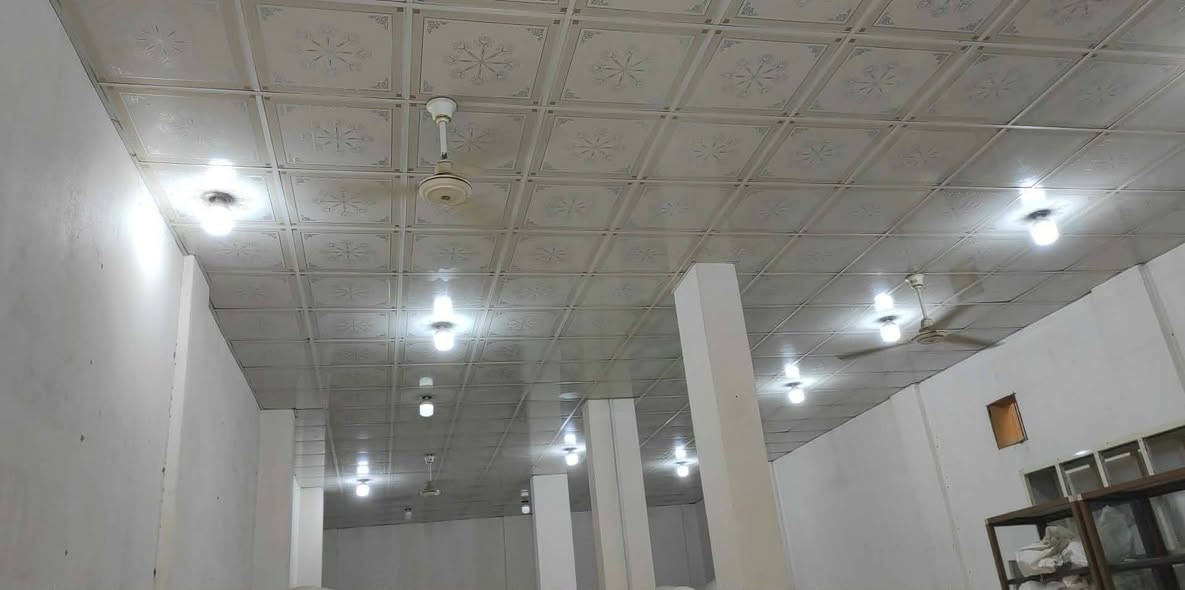 سلام عليكم شباب سقف ثانوي مستعمل 100م مثل ما  موضح بلصور مع 7بنكات مستعمله ‬‏للاستفسار الإتصال على الرقم *********** أو مراسله ماسنجر وشكراً.
