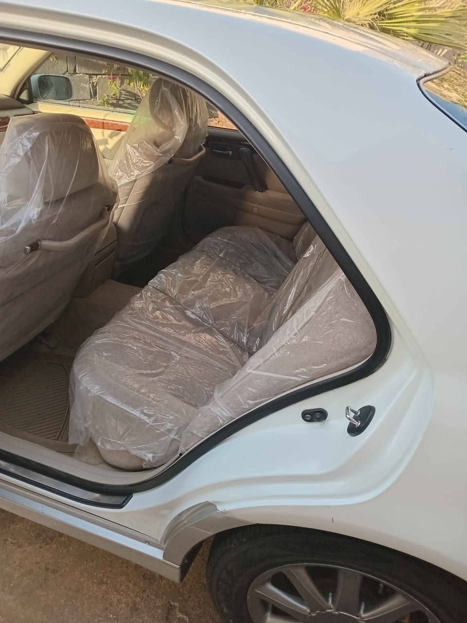 سلام عليكم من رخصة لأدمن ملكه كراون للبيع رقم كركوك رقم وسنويه وملصق مامدفوع كمرك مشموله بتسجيل كرستال ديفور كبير ٣ دكم برده خلفيه تبريد قطعتين جاهزه من كلشي السعر ٩٠ مكان البصره الهارثه قرب محكمة الهارثه راعيه لبأسمه السنويه بلبصره رقم *********** Singapore
