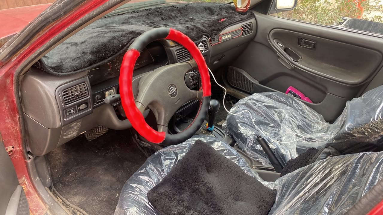 نیسان سێنترا مۆدێل ١٩٩٩
مەکینەی بیلادخۆیەتی مەکینەی سەنییە

گێر ئۆتۆماتیک چوارجام کارەبا 
تەبرید سارد و گەرم
ھەتا بڵێی سەیارەیەکی بێمەسرەف و شازە دوو ساڵە لای خۆمە 

سەنەوی استنساخی لەگەڵە بەشەرتی ئەوەلیات لە بەغدا سەنەوی ئەسلیش بۆ دەرەکەنەوە بەس بە علوج ئەیفرۆشم

کەمێک سەوتی یاتاقی تیایە تەشفیدی ئەوێ

فڵچەیەکی لای سەکنیشی ئیش ناکا ھەموو عەیبی ئەو سەیارە ئەوەیە

سعر ١٨ گەڵا و مەجالێ برایانە نیوەی ئەو پارەیەیە کە پێم یاوە

سلێمانی ***********
