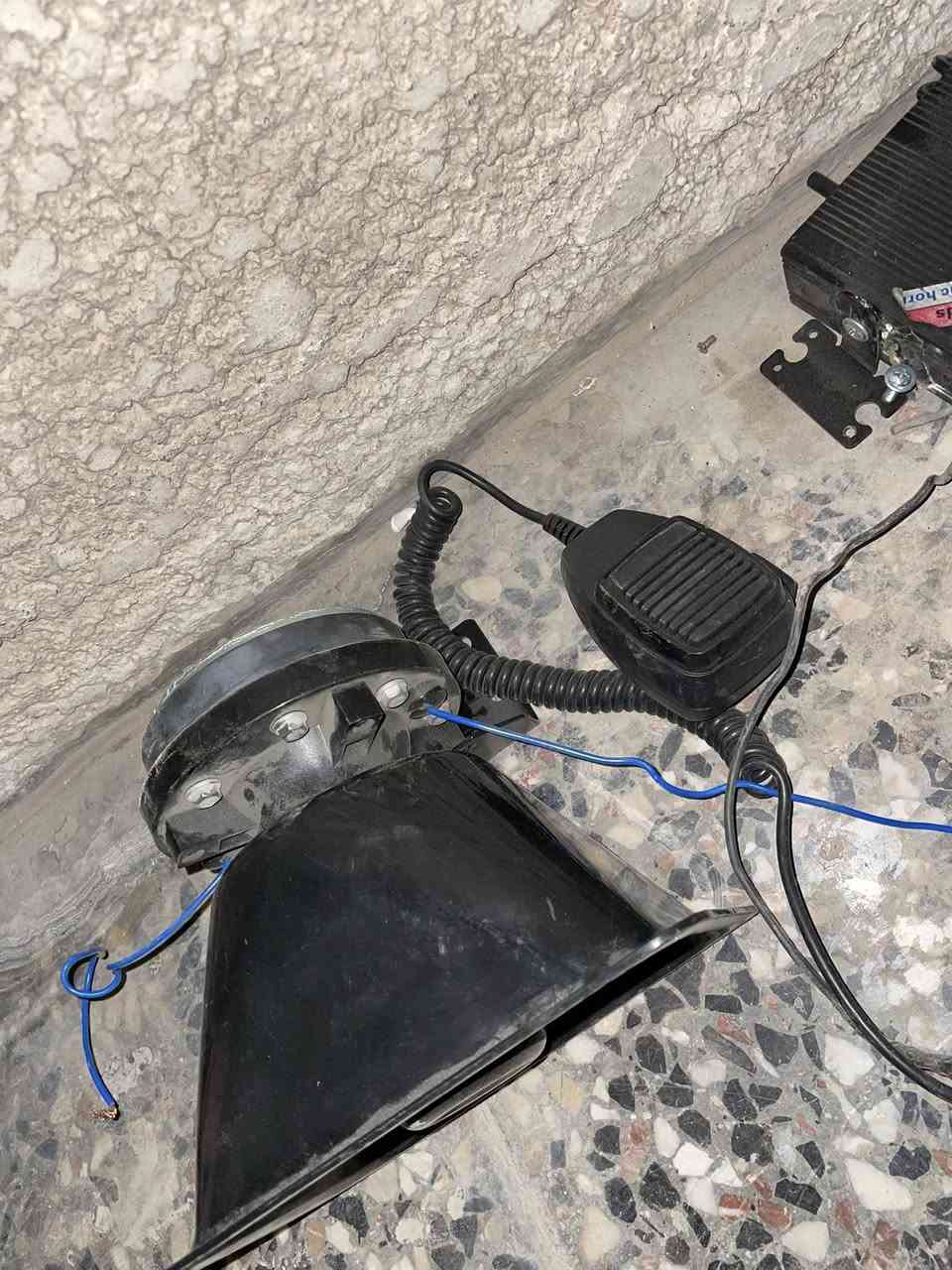 السلام عليكم
حاكيه وصفاره جهاز كامل امريكي اصلي 
بي هواي حركات للبيع سعرها ١٠٠ الف 
*********** مكاني بغداد حي الاعلام
