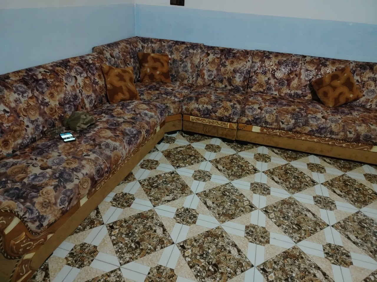 السلام عليكم تخم قنفات للبيع نضيف جداً السعر 250 وبي مجال المكان تكريت قرية حماد شهاب رقم ***********
