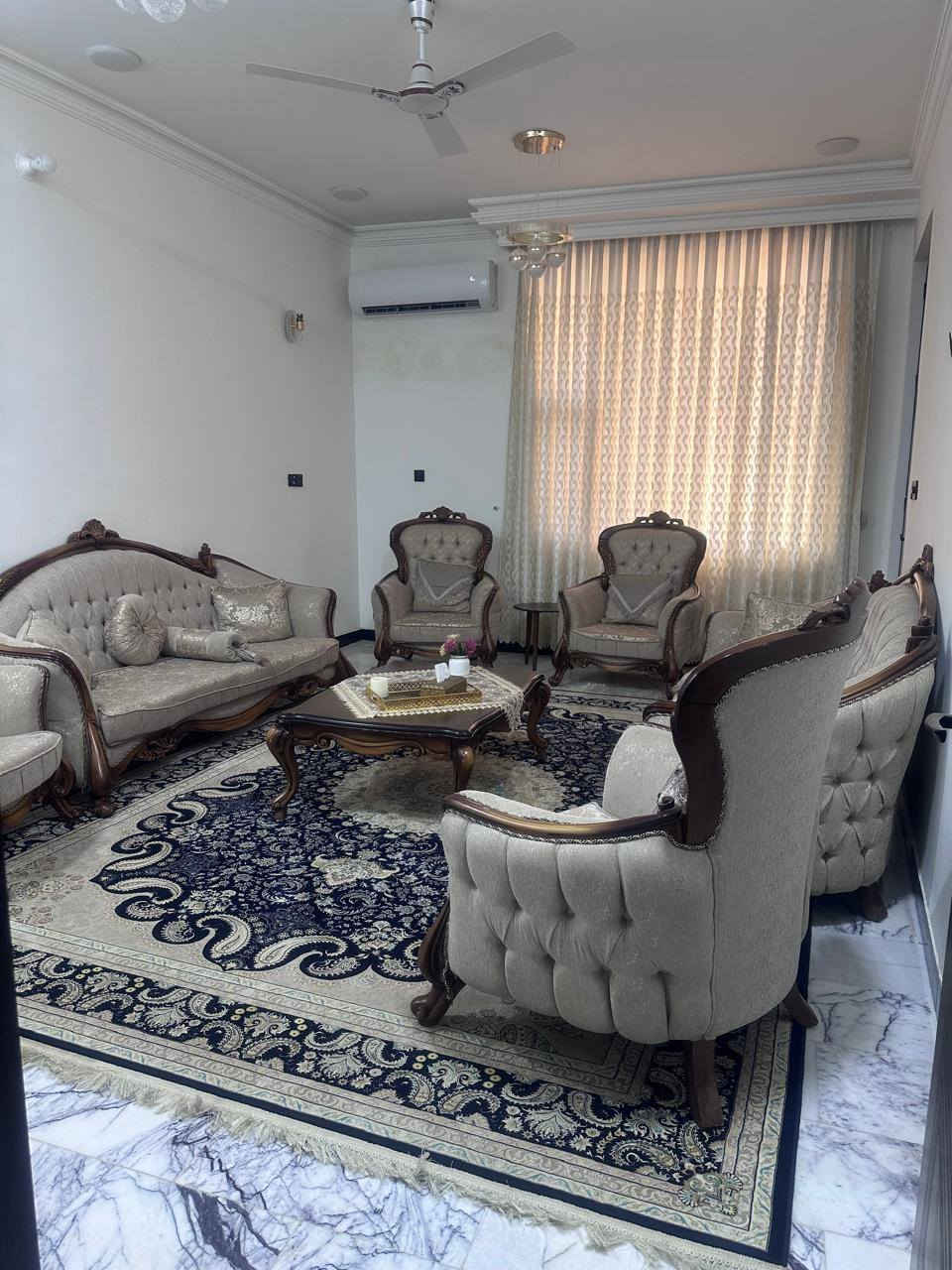 ✨🏡 تحفة معمارية للبيع 🏡✨

🔹 دار حديثة وفخمة بمساحة 200 متر
📍 الموقع: زوير — قرب الشرطة النهرية
🚗 تبعد حوالي 200 متر فقط عن الشارع الرئيسي (شارع الكورنيش)

━━━━━━━━━━━━━━━

🏠 تفاصيل الدار:

🔸 الطابق الأول:
🛋️ صالة واسعة
🍽️ مطبخ
🚿 مجمع صحيات
🛏️ غرفة نوم

🔸 الطابق الثاني:
🛏️ 3 غرف نوم
🚿 مجمع صحيات
🚪 كوليدور

━━━━━━━━━━━━━━━

✅ بناء حديث وعصري
✅ موقع هادئ ومميز
✅ الدار غير مسكونة حاليًا
✅ استلام مباشر وفوري
🪑 يباع مع الأثاث أو بدونه حسب الاتفاق

━━━━━━━━━━━━━━━

📌 للاستفسار والمراجعة:
🏢 مكتب الملاك للعقار
📍 حلة — حي الصحة — قرب جسر بتّه

📞 أرقام الاتصال:
☎️ ***********
☎️ ***********
☎️ ***********
☎️ ***********

🔥 فرصة ممتازة للسكن والاستثمار 🔥 حلة, بابل
