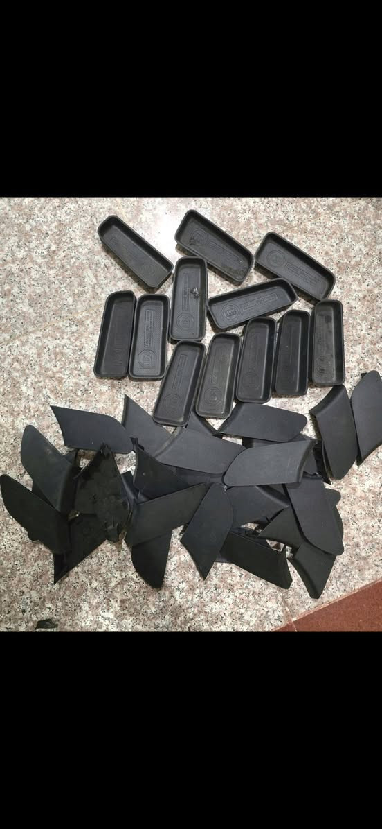 السلام عليكم شباب عندي دبات خلفيه واحد بي ماطور والثاني لا رايدهن 75 الف
وعندي جلده اليم الكير مال جارجر 
وكفر حزام الي يجي بالكراسي الاماميه 

العنوان نجف ***********
