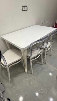 ميز مع ٤كراسي للبيع ١٥٠ الف.. ٠٧٧٠٩٨٤٢٦١٧