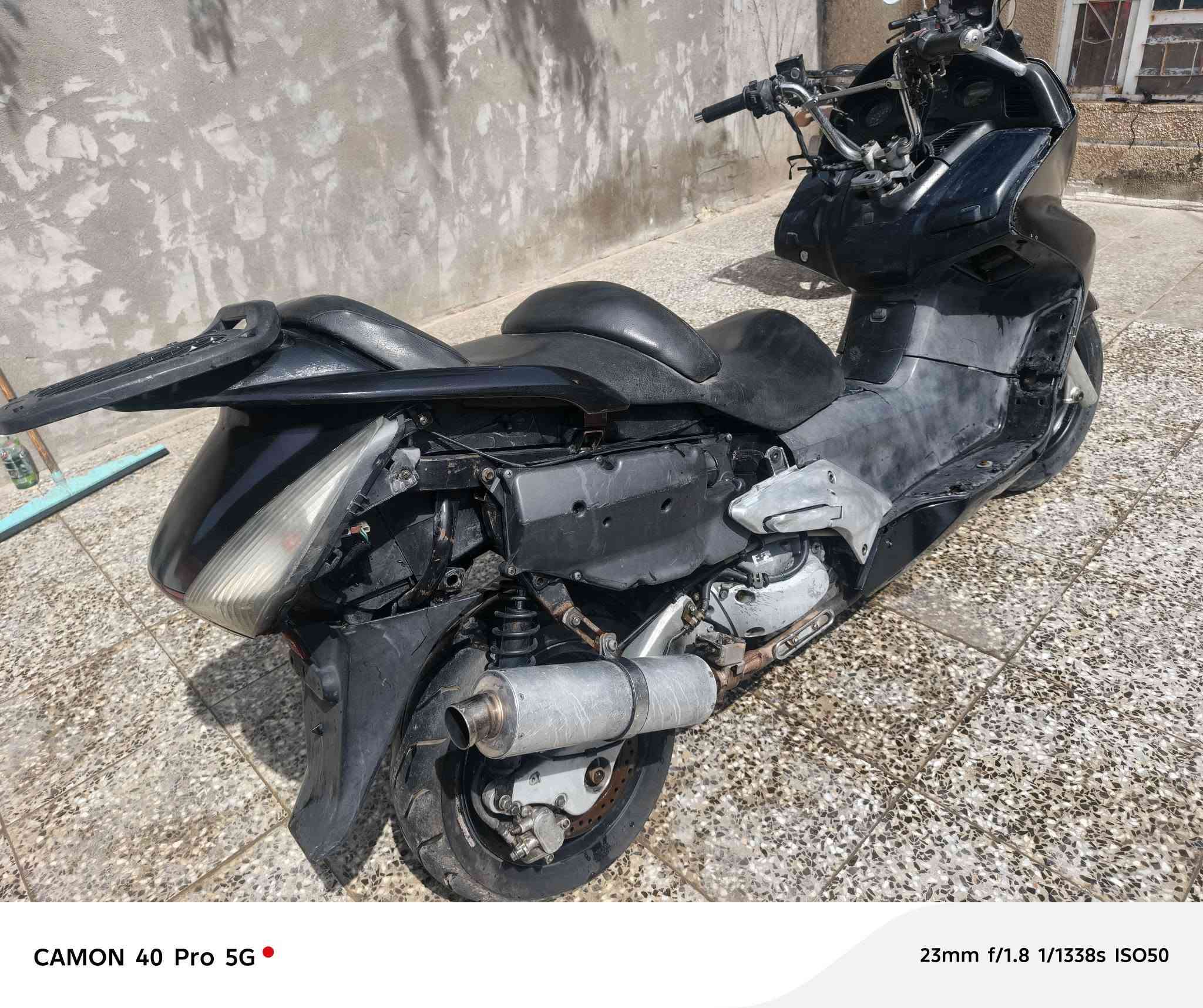 السلام عليكم دراجة سلفر مكينه 400
السعر 650 وبيها مجال  الرقم للتواصل ***********
