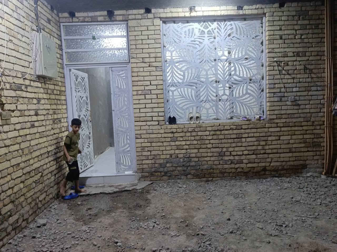 سلام عليكم بيت زراعي 200 متر بكاع ابو حارث قريب على المولد وشارع تبليط شارع 8 متار سبيس وماي وكهرباء 
بناء طابوك سكف كونكريت عالي عن شارع غرفتين وصاله وحمامات داخليه ومسرح ومنور ومطبخ حار وبارد دونيه 7 متار دونيه عوزها لبخ ومخمر بس سرميكهه موجود وي ستفسار اتصل على الرقم ***********
