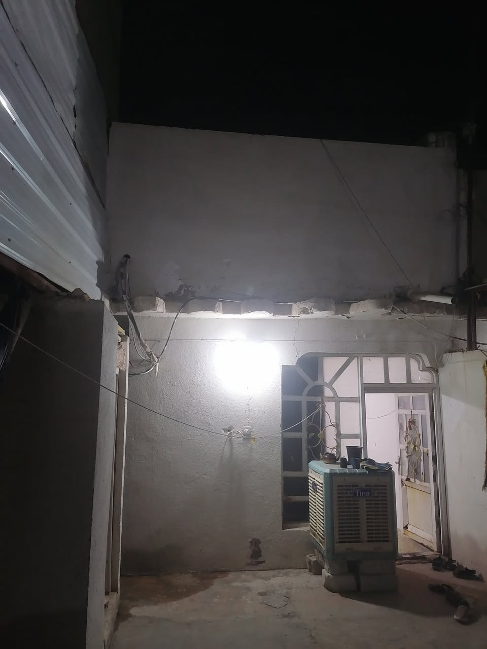 دار للبيع بناء مشترك 
مساحه 100متر
بناء صب
طابق الارضي
غرفه +صاله+ستقبال +حمام داخلي وخارجي
+مساحه الخارجي 5×5 
طابق ثاني بناء جديد عكاده شينمان
غرفه +صاله +حمام +سطح صغير

***********
