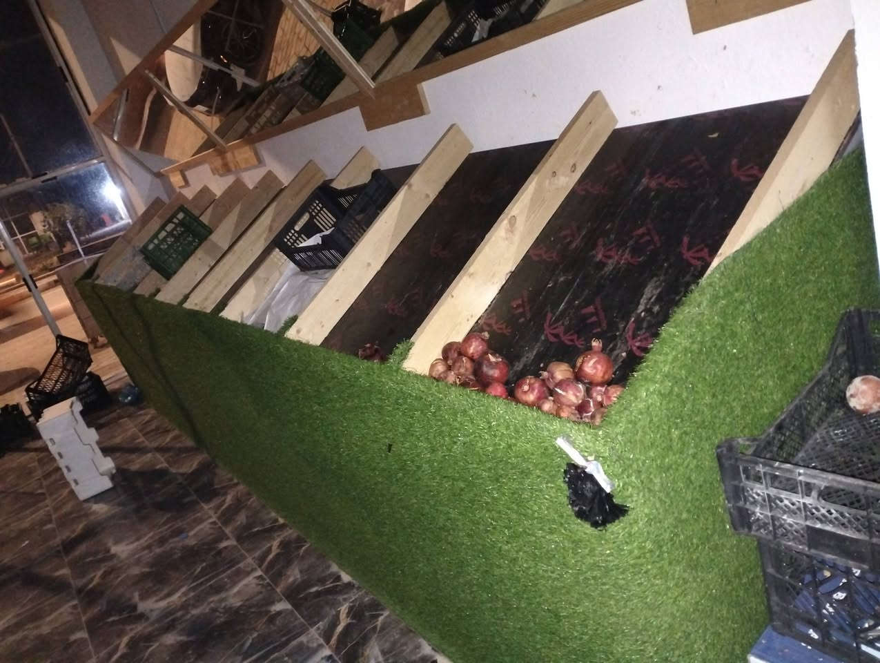 السلام عليكم موجود رفوف كاملة وجاهزة 40 متر للبيع تفصال جديد
***********
