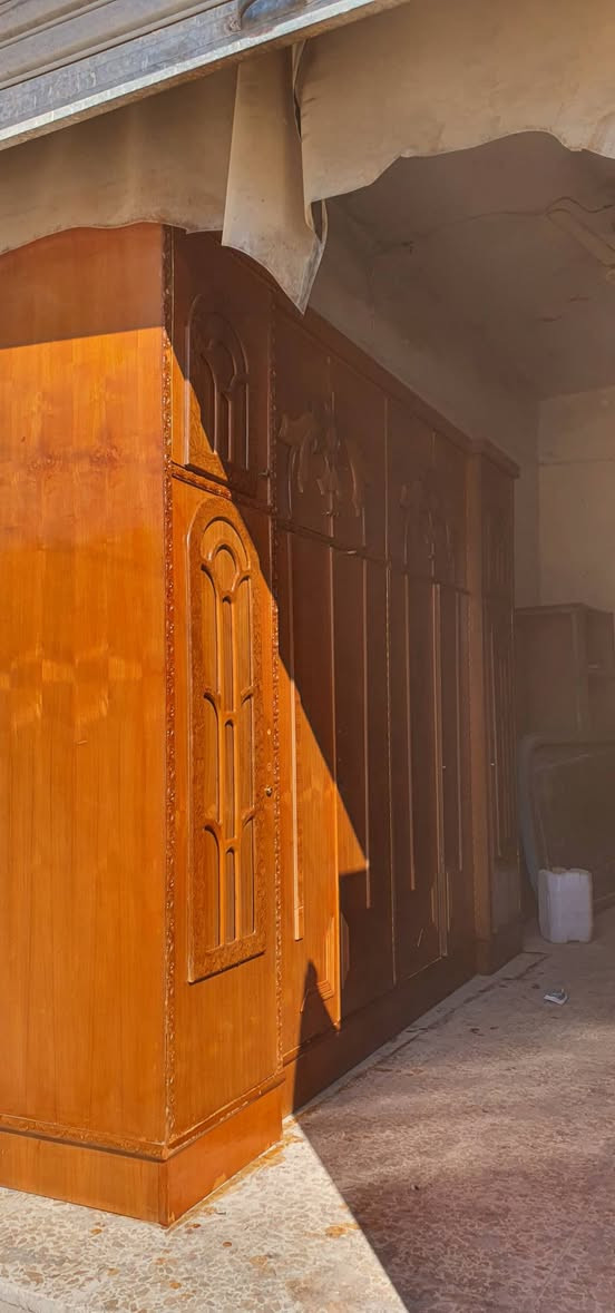 السلام عليكم كنتور ابو ٦ابواب ملحق  اخو جديد ونضيف حيل  السعر 175 وبي مجال ***********
