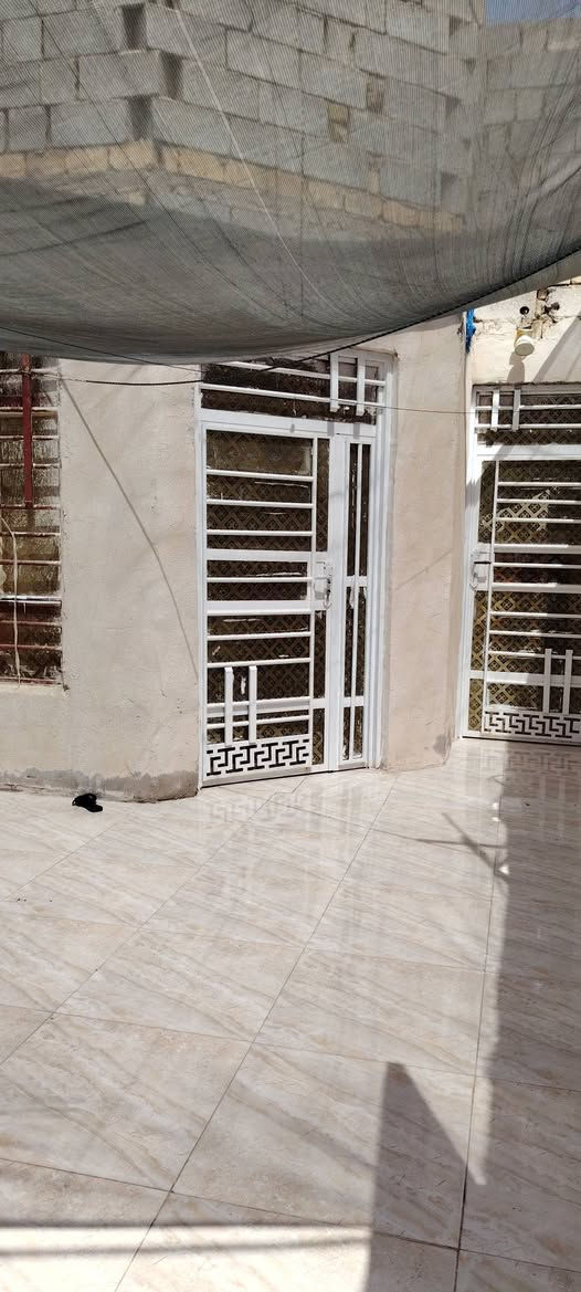 سلام عليكم
بيت زراعي البيع مساحه
مساحه ١٢٥ متر
واجيه 5 ونزال 25 البناء ابلوك طابق ونص
بي استقبال ومطبخ ومناور
صحيات وغرفتين وحده جوه وحده فوك وصاله
خدمات ماي كامل ومجاري كامله وكهرباء
ابصف مقاطع ٢ الحولي علمن البيت بناه جديد
سعر خاص
وهاذ رقمي بي واتساب ***********
