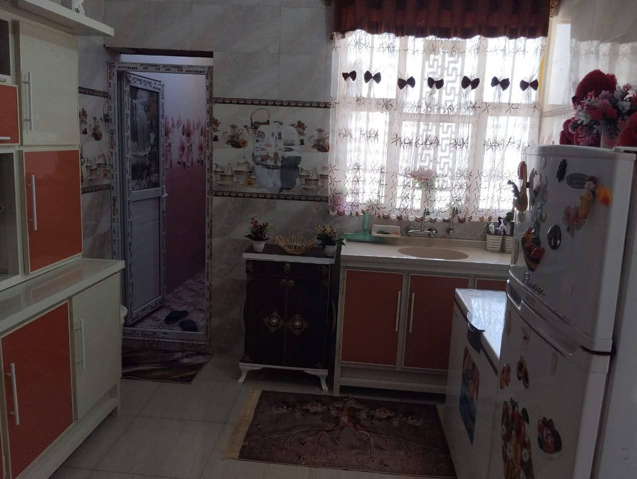 بيت طابو زراعي اسهم في حي التربه مساحةالبيت 300م قرب مولد عبد الخالق يتكون من طابقين :-
الطابق الاول :-
غرفتين وصالة ومطبخ واستقبال وصحيات خارجيه وحديق وكراج 
الطابق الثاني :- غرفه وصاله ومطبخ وصحيات وله درج خارجي مستقل 
البيت مشيد من الطابوق وسقف كونكريت عرض الشارع 7م سعر البيت 110 مليون والبيع نقد فقط للاستفسار اتصال ***********
