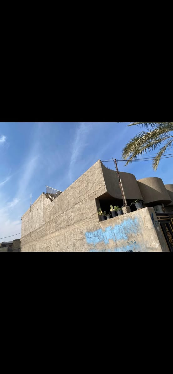 سلام عليكم بيت للبيع مساح 240 متر  يحتوي ع اربع غرف نوم ومطبخ وهول  واستقبال وصالة فوك وجوة وحمامين البيت عوزة ارضية وشتايكر  وملاحظة بسيطة  بخصوص البياض  البيت يرهم استثمار تقطع حائط بنص يصير عدك كل مشتمل 120  السعر جداً مناسب المكان ركية وفاضل  قرب المسبح  لاستفسار ***********
