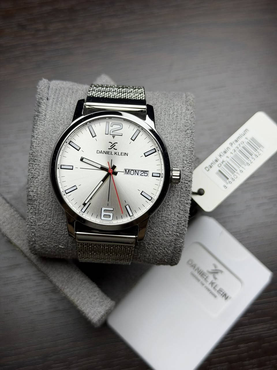 DANIEL KLEIN
اصلي ماكنة ياباني ضمان سنة 
مع مرفقات ( الكرنتي وعلبة حافظة فقط ) 
رقم الموديل DK1.12370.1
فل لامينوس ارقام واميال 
نافذ شهري  اسبوعي 
مقاومة للماء 50 متر 
ستانلس ستيل 
سير حصيرة مميز

السعر 35 الف على اول تم


**إذا كنت صاحب هذا الإعلان وتريد حذفه لأي سبب، رجاءا أرسل رسالة إلى الدعم الفني**