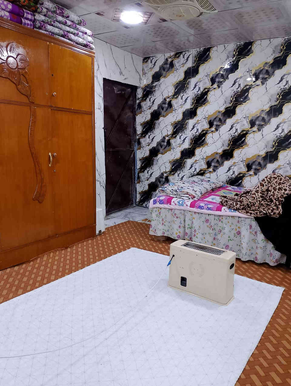 السلام عليكم بيت للبيع مكانه تقاطع حي البتول بدايه السياحه حي السكن متكون من كراج كبير ستقبال واصاله مطبخ غرفة نوم  السكف سندويش والستقبال عكاده مساحه 150 خدماته مي كهرباء مجاري تبليط قريب عل شارع  كلشي متوفر بصفه مدارس ومستوصف وسوك بناء بلوك ورفت صب  سعره 19 وبيه مجال مستعجل علا بيعته عندي ضرف الله شاهد     ***********
