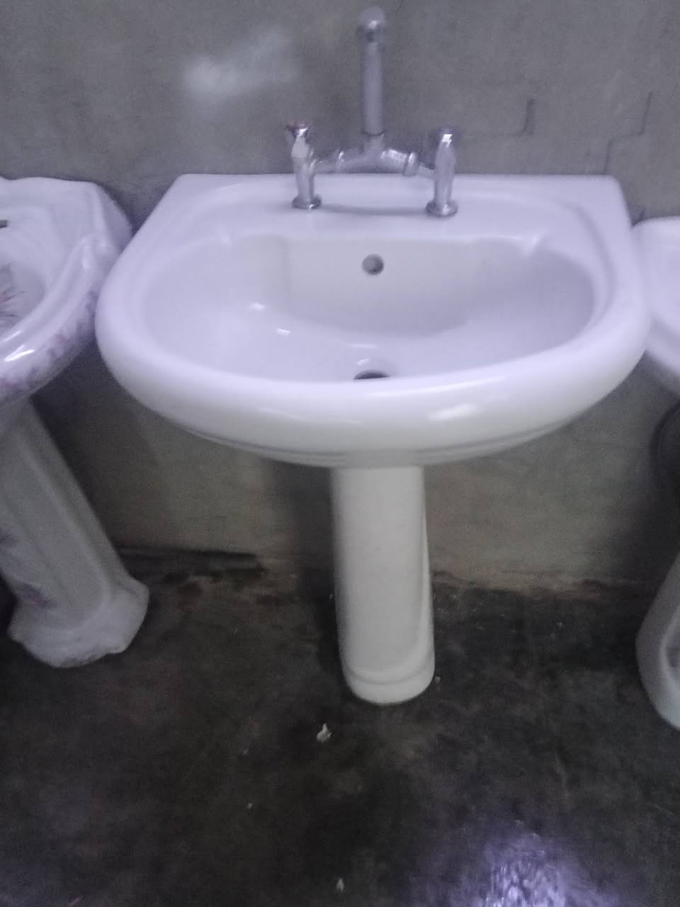 السلام عليكم متاح مغاسل نضيفه مع الخلاط الوحدة على 25 . للاستفسار.***********
