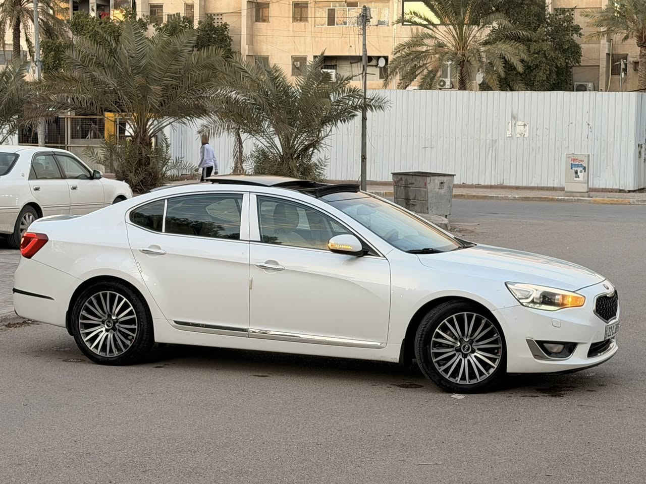 كيا كادينزا موديل VIP ٢٠١٤. خليجي 
رقم اربيل الجديد

السعر ١٣٧
***********
المواصفات .
بنوراما
بصمه
مري شفط
تبريد منفصل
برده خلفيه
حساس امامي خلفي
كشنات جلد
لد امامي خلفي 
شاشه اعطال + كامره
مانع انزلاق
كروز سرعه
تحكم استيرن جهتين
هارد خزن قرص
ويل حجم ٢٠
تبريد بيانو
وبعد بيها هواي مواصفات

صار بيه صبغ قبق الجنطه ونص الجاملغ

مكانها بغداد السعر ١٣٧

***********
