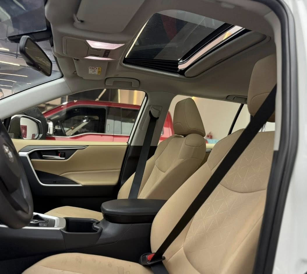 السلام عليكم
RAV4  موديل راف فور  2023خليجي ساز
موديل 2023 هايبرد
مكفولة من الحوادث فقط بارد بحجم شبر بين الباب والجاملغ الامامي  وتوجد ملاحضات بسيطة
 ماشية 68 الف كم قابله للزياده
مواصفات السياره 
فتحة سقف
اوتو هولد مع هاند بريك اوتو
حساسات امامية و خلفية 
مراقبة ضغط الاطارات
تبريد امامي بمناخات منفصله مع تبريد خلف
شاشة تدعم ابل كار بلي .. اندرويد اوتو مع تحكمات للسيارة باللغه العربيه

السيارة دفع رباعي و حجم المحرك 2500  
السعر 250 $ 
للاستفسار. ***********
