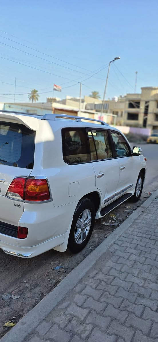 السلام عليكم لاندكروز ٢٠١٤  بريم  اصل رقم بغداد باسمي تحويل مباشر السياره 6 سلندر محرك 4000 GXR سياره معروفه مواصفات البريم سياره بيها الجاملغ الامامي جهة اليمين مصبوغ بمكانه لافتح ولا معجون  ولا ضربه انشخط وانصبغ وبيها بارد بلباب الورى جهة اليمين فقط كير محرك كفاله ممفتوحات السياره ماشية 155  السعر  اتصل عرقم وبيك خير وتدلل *********** مكان السياره بغداد
