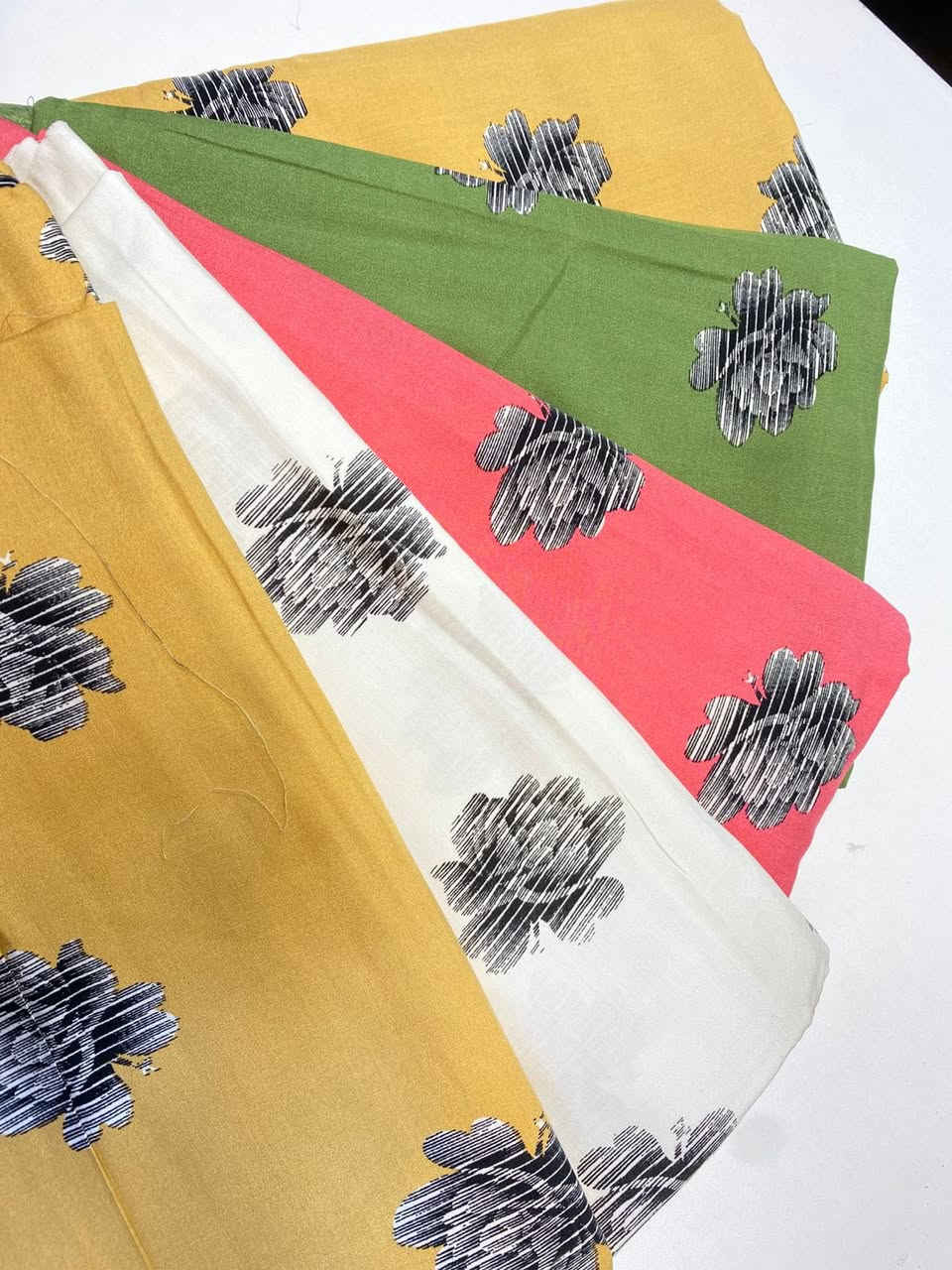 احلى وارقى الطرحات نوفر من الكشمير الايطالي القطني الثقيل وباسعار🔥🔥القطعه مترين ونص مترية مضبوووطة
للحجز واتساب ***********او مراسلة البيج وسيتم الرد 
افحص طلبك بوجود المندوب واي اختلاف بلطلب او بنوع القماش الك حق الرفض🤝🤝
تتوفر خدمة توصيل كل مناطق العراق 5
