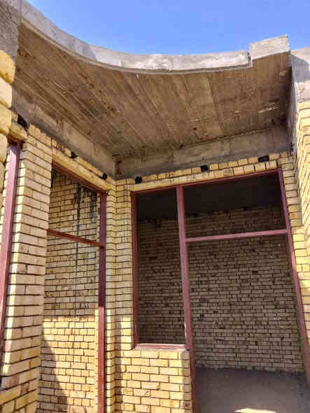 هيكل المساحة 100خلفي مسلح طابوق بناء وخارطة مرتبه وحديثة   مقاطعة  24,  منطقه سكنية كهرباء ماء مجاري يتكون من غرفة واستقبال وصاله ومطبخ مع صحيات بدون لبخ يستحق قرض اسكان  للراغب السعر 43مع المجال للاستفسار مكتب  عقارات دار النور  *********** الناصرية الفداء شارع الواقعه
