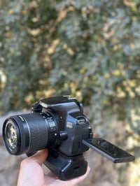 للبيع كاميرا Canon EOS 650D بحالة مرتبة ونظيفة، مناسبة للمبتدئين والمح...