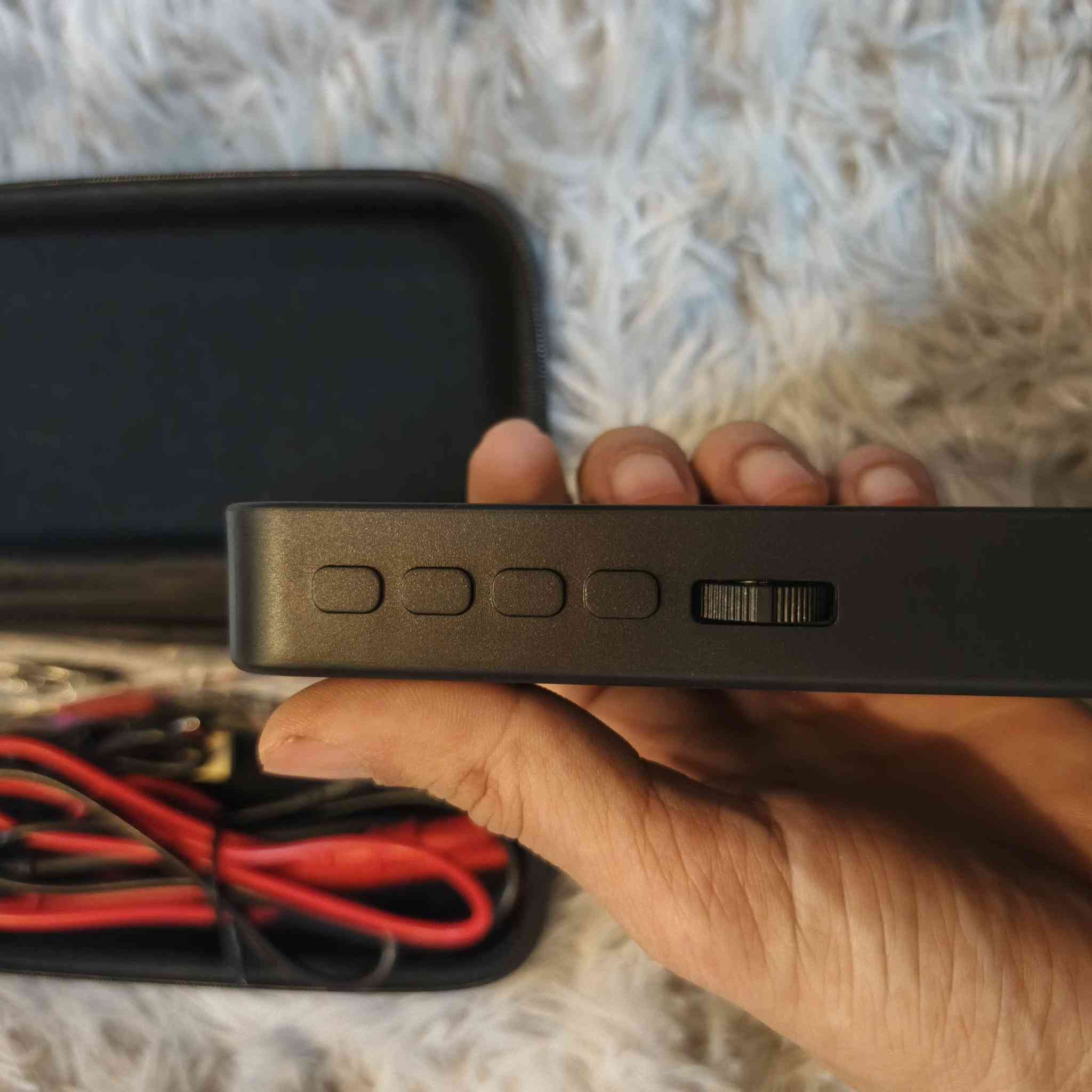 هذا جهاز قياس متعدد رقمي (غراف) BSIDE S450. 
يتميز بشاشة ملونة TFT عالية الدقة مقاس 2.8 بوصة.
يقيس الجهد الكهربائي للتيار المستمر حتى 1000 فولت، والجهد الكهربائي للتيار المتردد حتى 750 فولت، والمقاومة، والسعة، ودرجة الحرارة، والمزيد.
يعمل ببطارية ليثيوم مدمجة قابلة لإعادة الشحن بسعة 1800 مللي أمبير في الساعة.
يأتي مع مجسات قياس وحقيبة حمل للحماية والتنقل.
الأبعاد التقريبية هي 108.0 × 69.5 × 33.0 ملم ويزن 162 جرامًا (شاملة البطارية).


**إذا كنت صاحب هذا الإعلان وتريد حذفه لأي سبب، رجاءا أرسل رسالة إلى الدعم الفني**