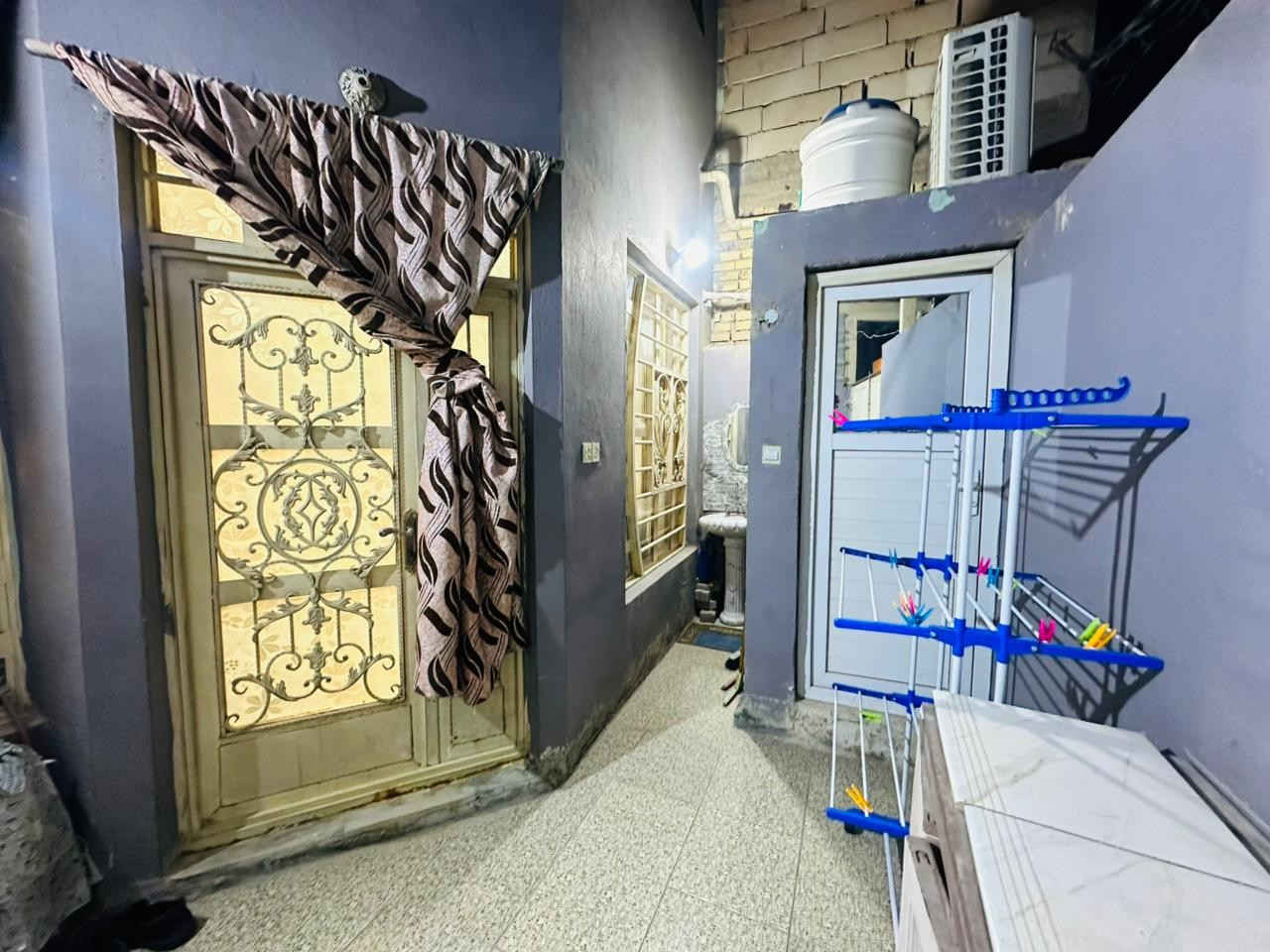 دار طابو زراعي للبيع المساحة 100 متر طابقين
 يحتوى الطابق الاول على غرفة وصالة واستقبال ومطبخ وصحيات داخلية خارجية 💯
الطابق الثاني يحتوي على غرفتين وصالة ومخزن 💯
البيت بناء جديد ونظيف جدٱ البناء طابوق الطابق الاول صب كونكريت والطابق الثاني عكادة طابوزراعي سند 25 قرارمحكمه
 الموقع كوفة 💯سهلة💯 شارع معمل الدبس 💯ثاني بيت عن الشارع الرئيسي منطقة تجارية وسكنية السعر💯💯( 77 )مليون💯💯 للأستفسار واتساب ***********
