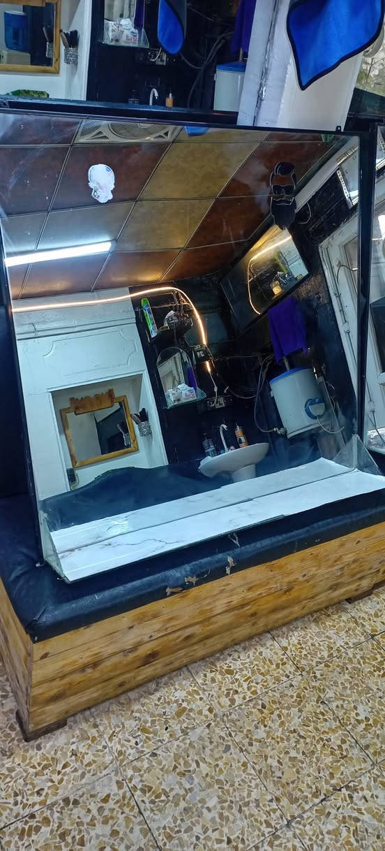 للبيع مريات عدد ٢ وبيهم رفوف زغار بلمرايات سعر ٧٥
***********
