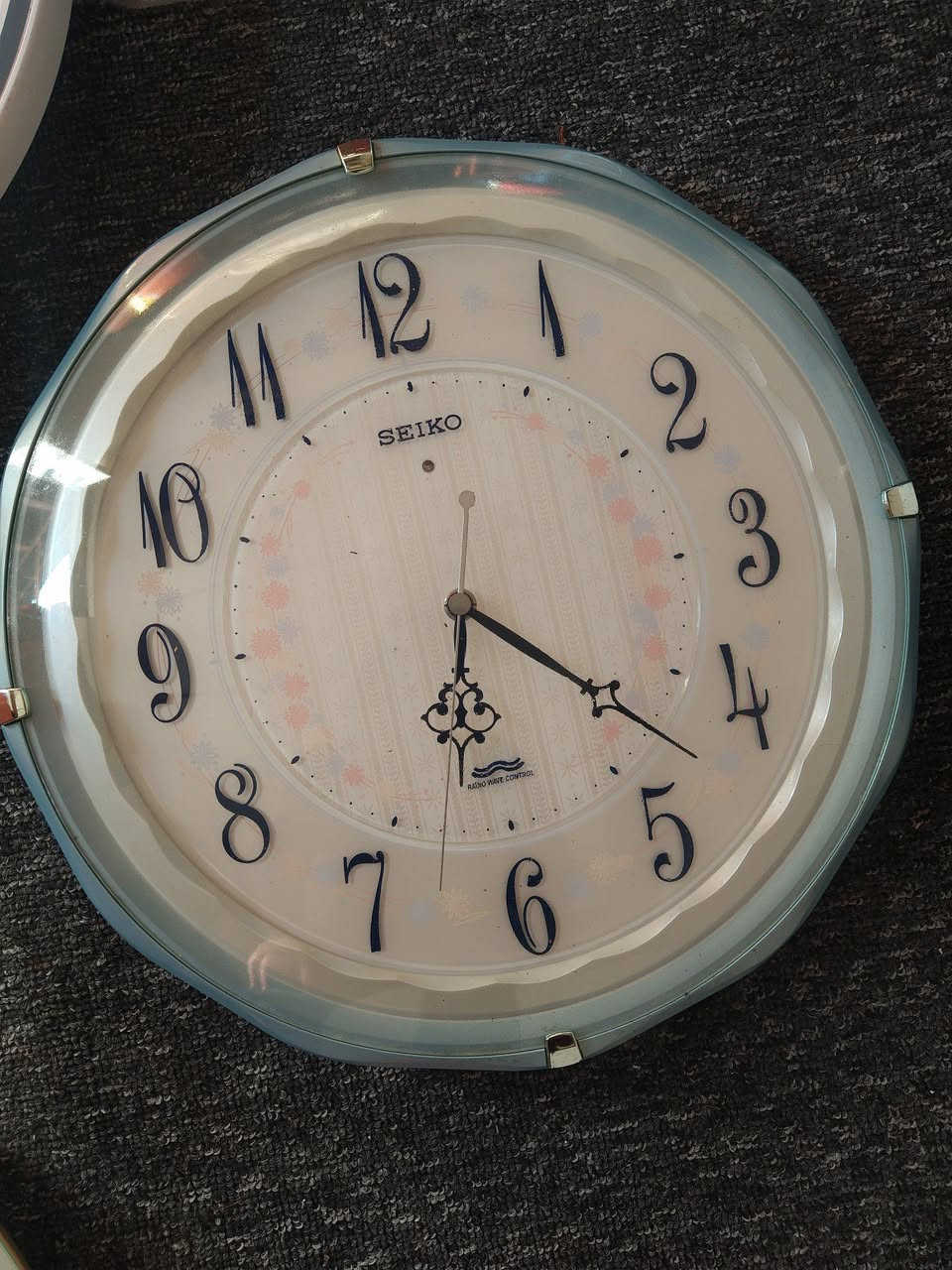 ساعات قديمه مكاين اصليه موجود بل فديو العدد تقريبا 200 قطعه مال امزون مستعمل اوربي مكاني الموصل كلو شغال انطيك ادفع سعر ابيع شلع فقط الساعات اكو منهن ما اعرف شلون اوقتهن بيهن عدسه للتواصل ***********
