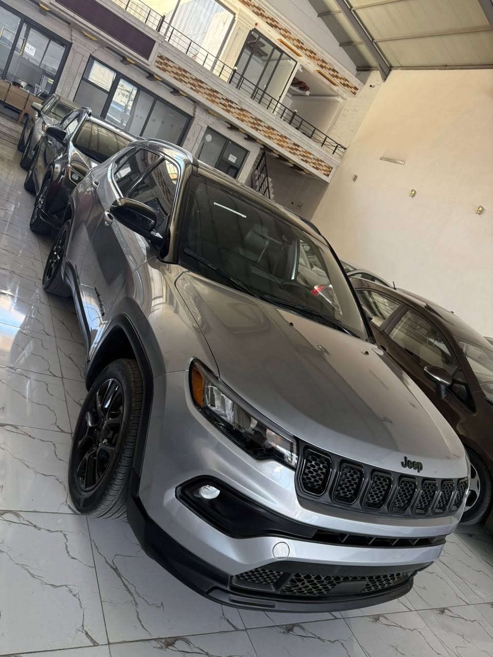 سلام وعليكم جيب كومباس بيع او مراوس موديل 2024 لون السلفر المرغوب وتو كلر موصفات السياره كامره  رادارات تبريد مركزي شاشه حجم كبير دبل اكسل سياره مرقم دهوك كامل شرط تحويل ضرر بدون صبغ بدون ايرباك بيها جاملغ وشبر باب بارد فقط سعر السياره 173وبيها مجال مكان السياره دهوك  ***********
