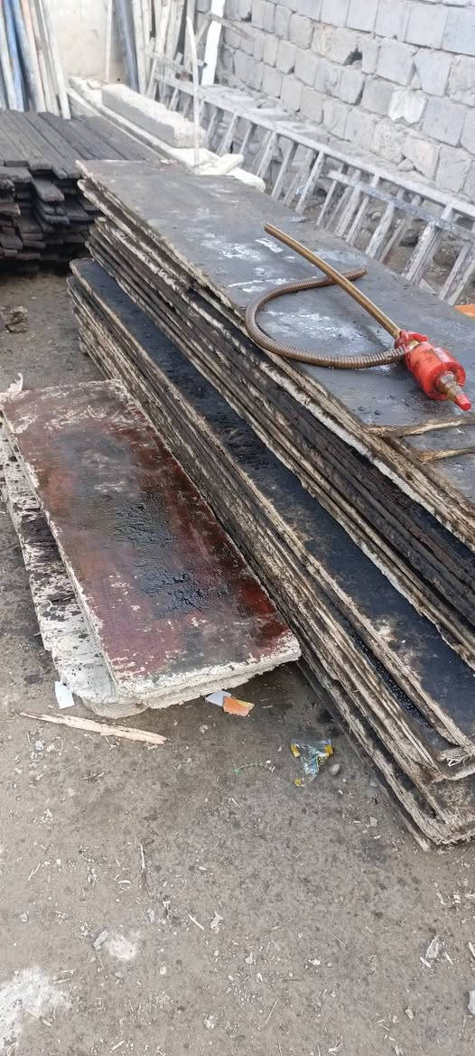 يوجد قالب خشب للبيع يدك مساحه 150 متر جكات 140 لوح في اربعه 210 لوحه زائد لوح ابو 3 العدد 175 زائد بلاويد روسي زائد طبش وبقار زائد سيور ابو 3 العدد 40 للستفسار هاتف*********** مكان بعقوبه
