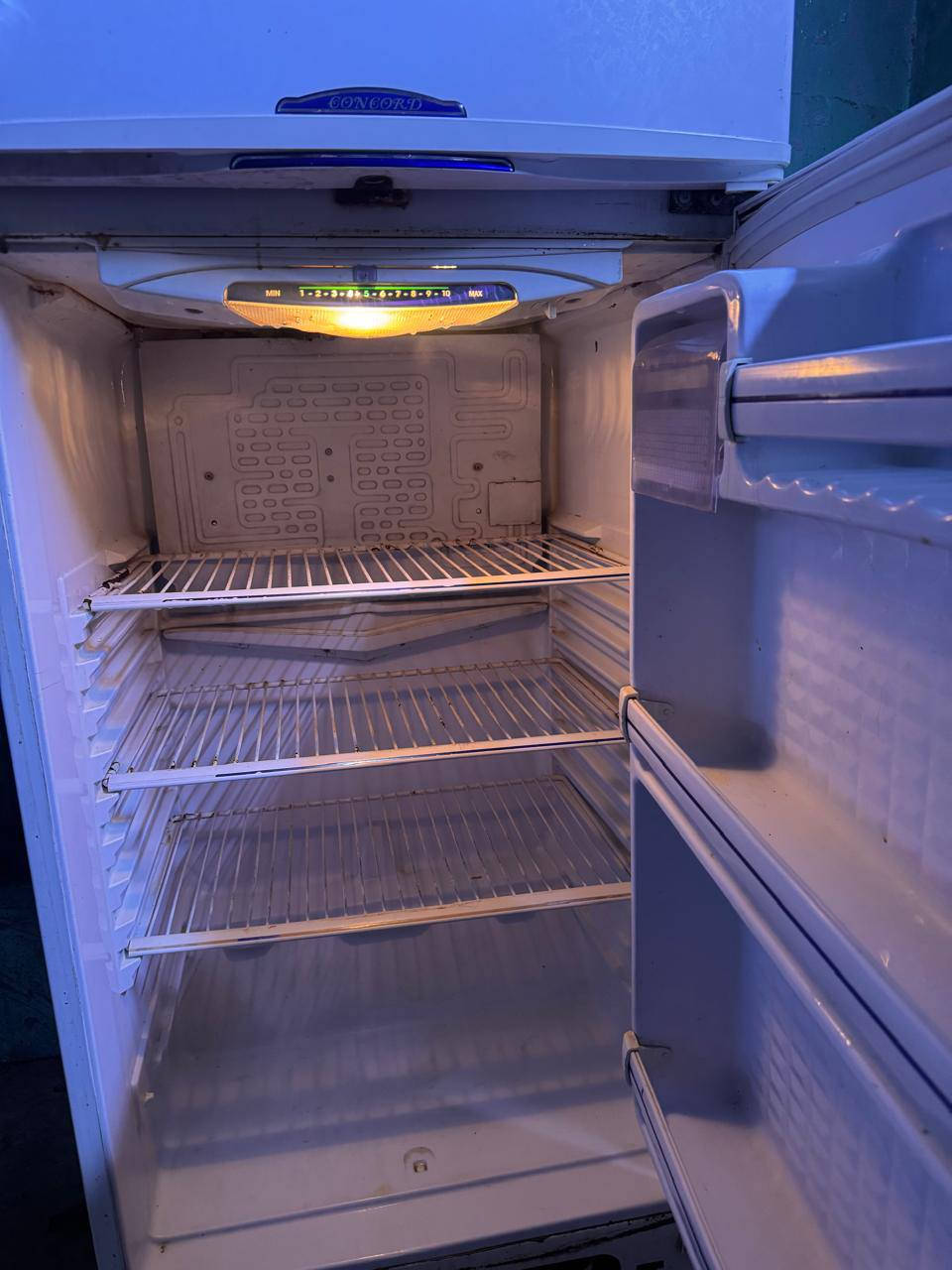 السلام عليكم  من رخصه الادمن ثلاجه حجم كبير  مبدل موطورههاا شاده جديد ابو الضمان  تجميد فول السعر 150 ومجمده  شغاله بس منقصه غاز السعر 130   مكلف بل نشر   فلوجه حي الرساله ***********.   ***********
