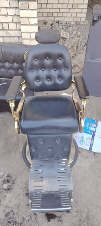 كرسي حلاقة ملكي • نظيف وشغال • مدينه القاسم