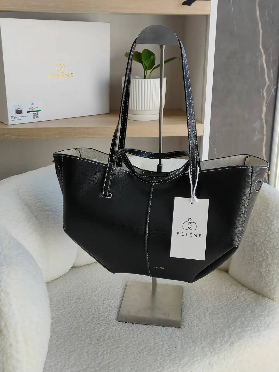 بولين ماستر كوالتي مع البوكس 🤍

👜 الجلد سوفت والكوالتي يجنن
🪡 الخياطة مرتبة والتشطيب من الداخل ممتاز
📏 الحجم وسط، والقاعدة ثابتة ، مناسب للدوام، الطلعات والاستخدام اليومي
🎨 متوفرة بـ 6 ألوان: أوف وايت، أسود، رصاصي، وردي، جوزي، أحمر ❤️
ويجي وياها المحفظة مالتها نفس لون الجنطة طبعاً ✨ 
💰 السعر: 25 ألف فقط
🚚 التوصيل لجميع محافظات العراق: 5 آلاف
📸 التصوير حقيقي من داخل المحل ✨
🎁 ومتوفر عدنا تغليف هدايا أنيق
💝 سعر التغليف: 3 آلاف
📩 للحجز والاستفسار راسلينا بالدايركت، والكمية محدودة. 🤍✨


**إذا كنت صاحب هذا الإعلان وتريد حذفه لأي سبب، رجاءا أرسل رسالة إلى الدعم الفني**