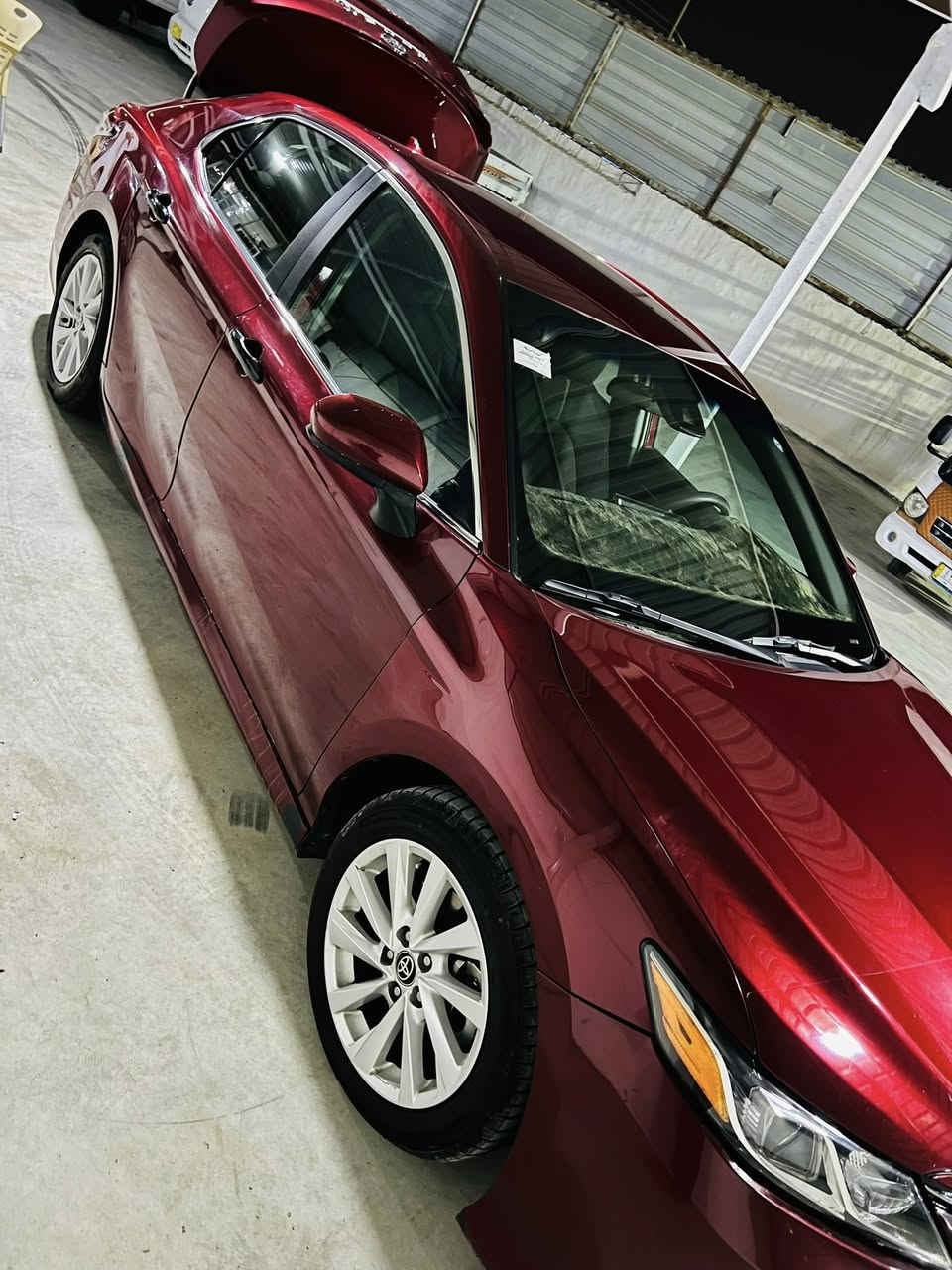 سلام عليكم كامري موديل 2022 ضرر قطعتين جنطه مبدله بلادي او باب السكن كلير بمريكه بدون دواخل سياره جديده السعر 195. بيها مجال ***********
