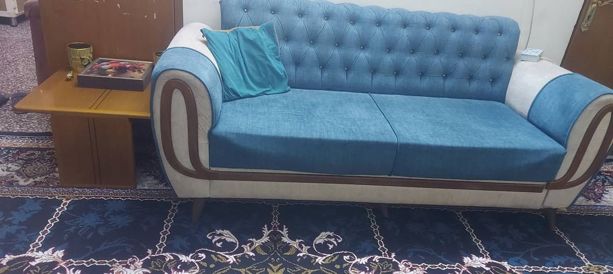 من رخصت الادمن للبيع تخم ١٠ مقاعد نظيف اسفنج ضغط عالي ب٣٠٠ مع المجال وميز تلفزيون نظيف جدا ب٧٥ مكاني شعب للاستفسار ***********

