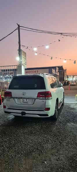 سلام عليكم لاندكروزر 18 وايدشن اصل ماشيه 120 الف سياره كفاله معنى كلمه بيها فقط صبغ بالداير مال جاملق الخلفي على صفحه اليسره قليل فقط وبارد بال باب الخلفي والباقي كله كفاله عامه 
كشنات كهربائي مكينه 8 سلندر رادار سياره حلوه وجاهزه معنه الكلمه رايديها 480 وبيها مجال قليل للإستفسار عن السياره 
رقم ***********
