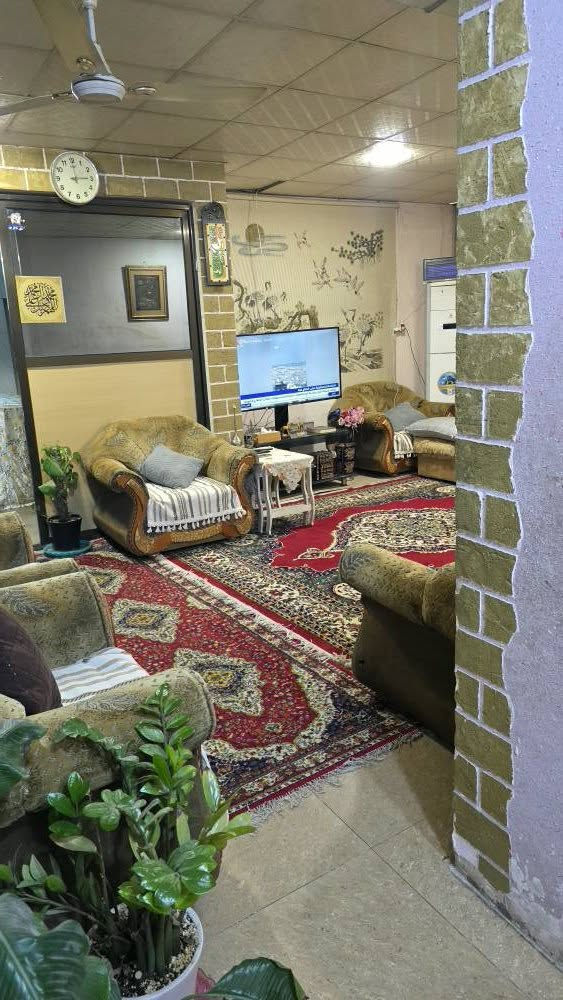 السلام عليكم يتوفر منزل للبيع طابو صرف طابقين بناء قديم ومرمم المعقل الحي المركزي
المساحه 240م الواجهه 12م نزال 20
الطابق الاول غرفتين نوم صاله واسعه  استقبال 7×4 حمامات 3
 مطبخ حديقه  وكراج
الطابق الثاني ثلاث غرف نوم وصاله واسعه وحمام  للاستفسار على الرقم *********** منطقه هادئه وقريب عليها مدارس وسوك ومستشفى
 السعر  360 وقابل للتفاوض البصرة, العراق
