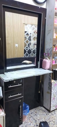 غراض صالون للبيع  المرايات ٢ وكراسي ٢ ومغسلة وفاترينا  وقنفات شلعة وحد...