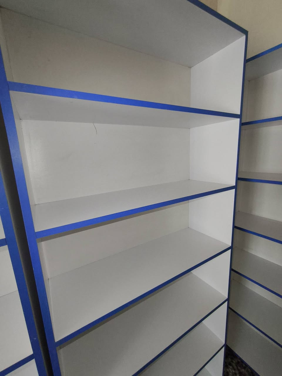 السلام عليكم
فاترينه عدد 5 
طول260
عرض90 
عمق30 
شغل درجه اولى و كلش نضيفات
امانة الله مشتغلين الوحده 140 الف 
 السعر 100 الف للوحده 
*********** النجف الاشرف
