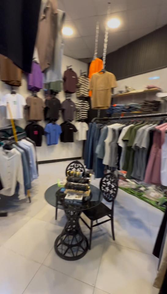 🔥🔥مستلزمات محل ملابس كامله بدون نقص للبيع🔥🔥
غراض محل ملابس كامله فقط غراض للمحل  كلشيي متوفرر بي ستانات و ورفوف وتعاليك خير من الله وبضاعه صيفي و شتوي و سبلت وطاوله وكراسي وتكرم كم قطعه احذيه وملابس داخليه وشفقات جواريب كلشي جاهز يجي اخذ غراض كامله تجي تاخذ غراض وتروح تأجر محل وراسك بارد وبنص سعر السوك محل كامل مكمل اي نقص ما بي 
وتساب : ***********
الهاتف: ***********
