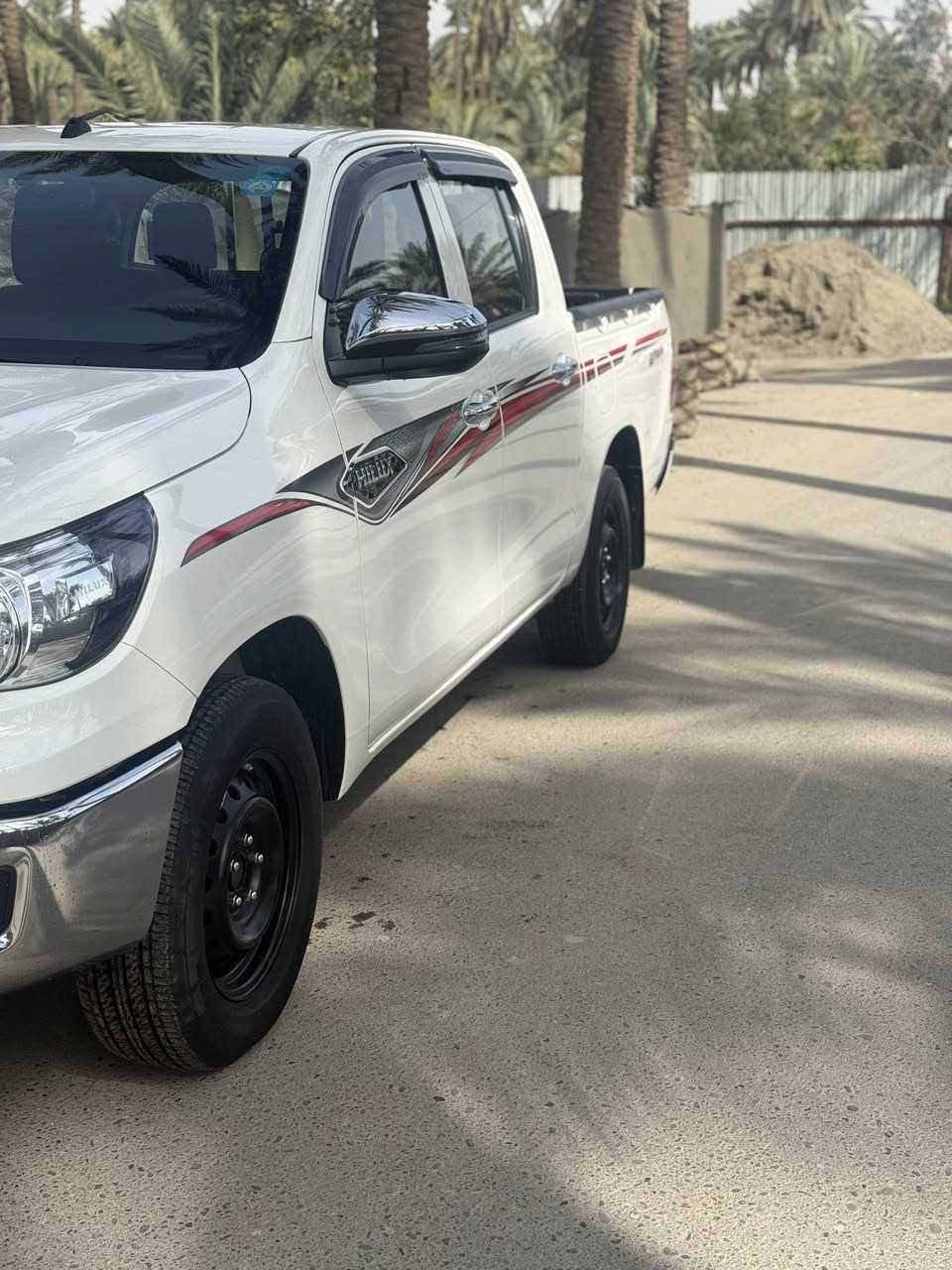 السلام عليكم للبيع بيكم تيوتا هايلوكس 2024 السياره ساز السياره مكفوله كفاله عامه 
السياره بسمي رقم دولي بغداد 
محرك كير تبريد صدر كله مكفول كفاله عامه 
عداد المشي 30 ألف ماشيه السياره الكلي
السياره جديده بمعني الكلمه 
بيها بس بارد موضح بالصوره 
السياره كير عادي 
السعر 239 وبيها مجال بصيط 
العنوان بغداد الكريعات 
رقم الهاتف ***********
