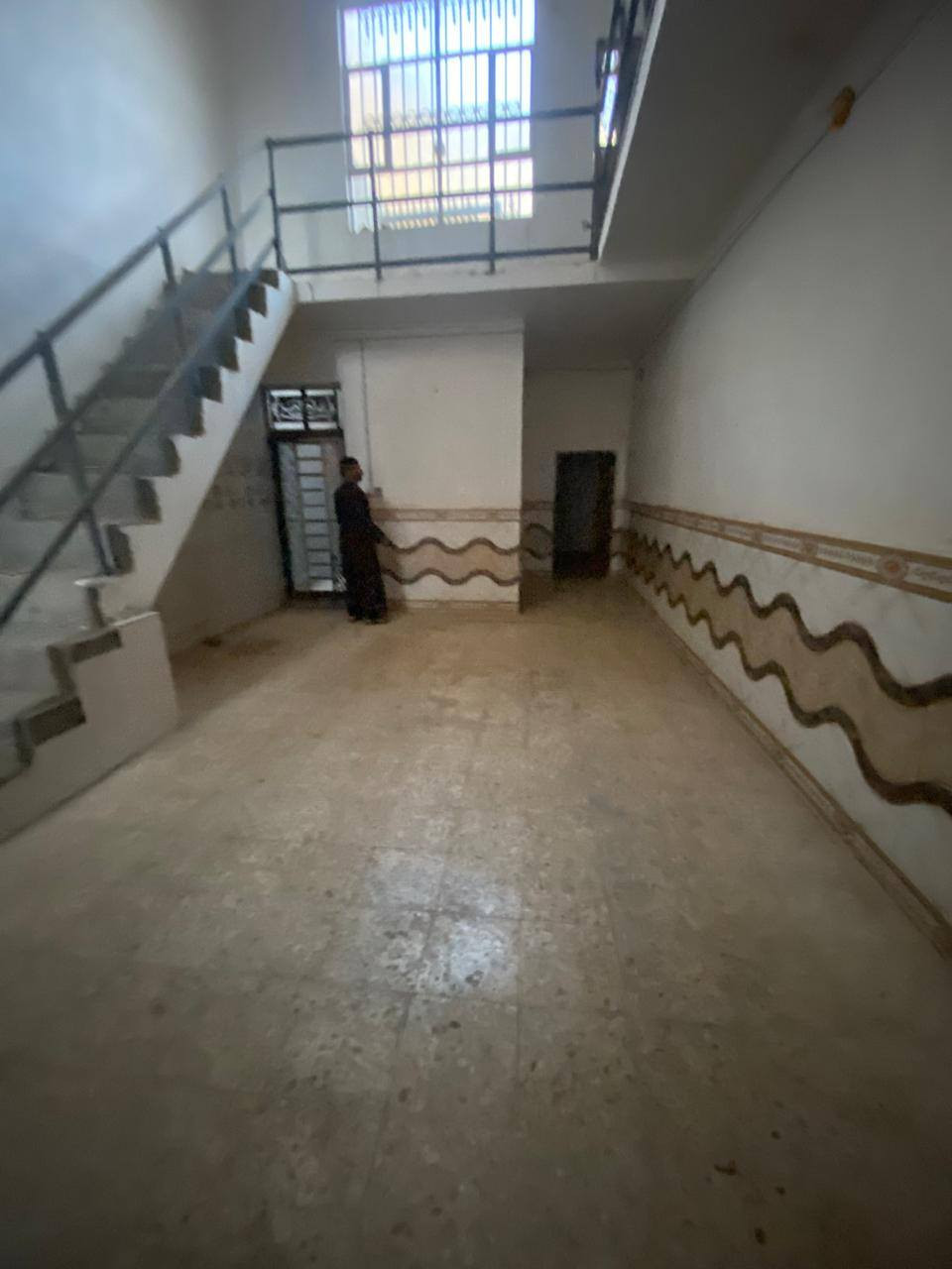 السلام عليكم ورحمة الله وبركاته 🏛️🏛️🏛️

عقار للإيجار مساحتة ١٠٠م طابق ونص بحي الجمعيه قرب سايدين الوائلي يم المدرسه الاهليه الركن بشارعها البيت يتكون من غرفه نوم وصاله واستقبال وصحيات وتخاريج وطارمه وفوك غرفه نوم وسطح معزول الإيجار كل شهر بشهره للإستفسار أكثر الاتصال على الرقم *********** جاسم الكرعاوي يتوفر واتساب اتواصلوا وبخدمتكم 🏛️🏛️🏛️
