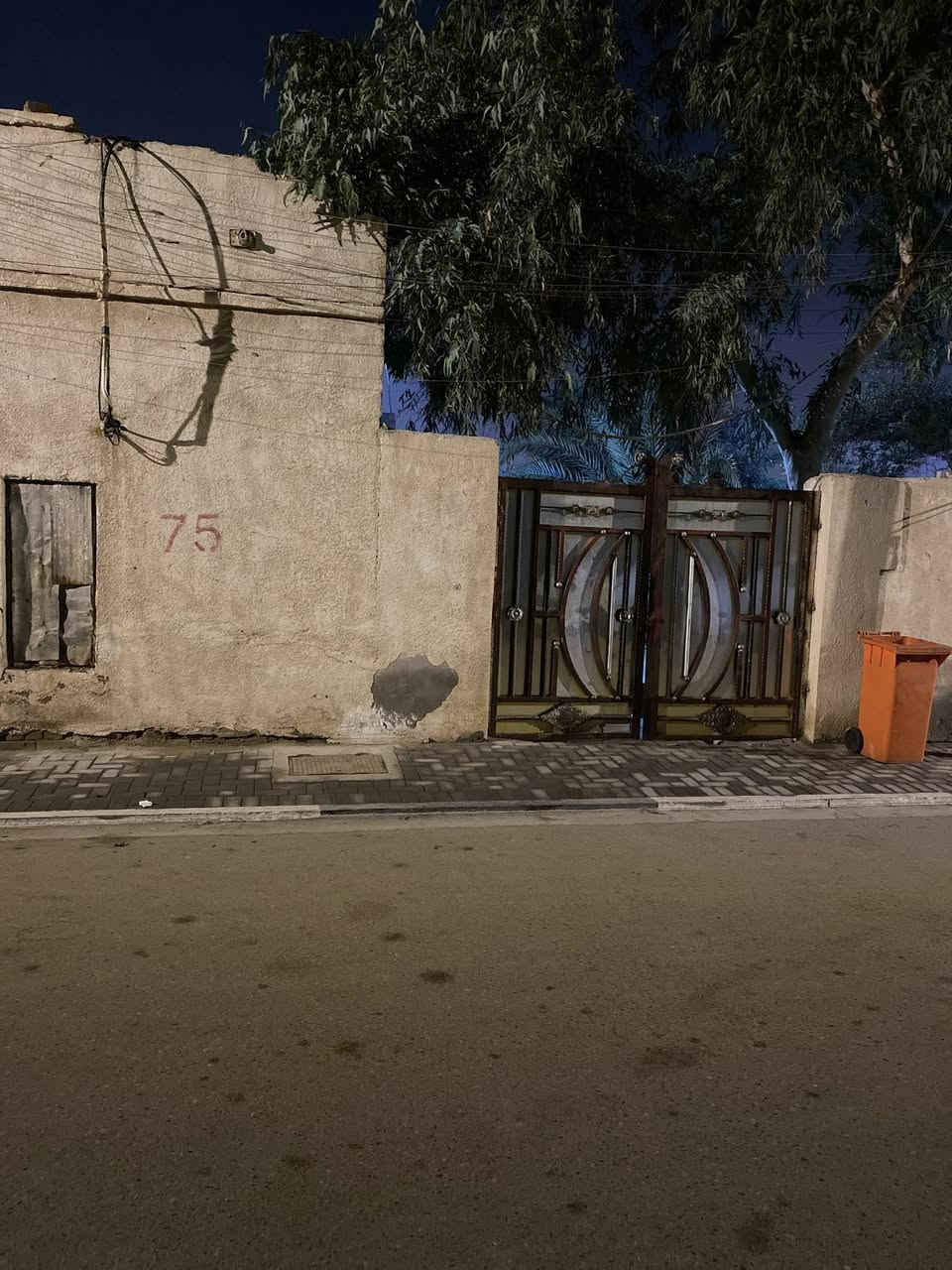 بيت قديم يباع قطعة ، في المعقل السكك قريب, عن معرض البصرة الدولي ، موقع ممتاز وقريب عن الشارع الرئيسي المساحة / 310 متر
الواجهة / 15.5 متر
النزال / 20 متر
سعر المنزل/ 350 مليون وبي مجال
للأستفسار الاتصال على الرقم ***********
