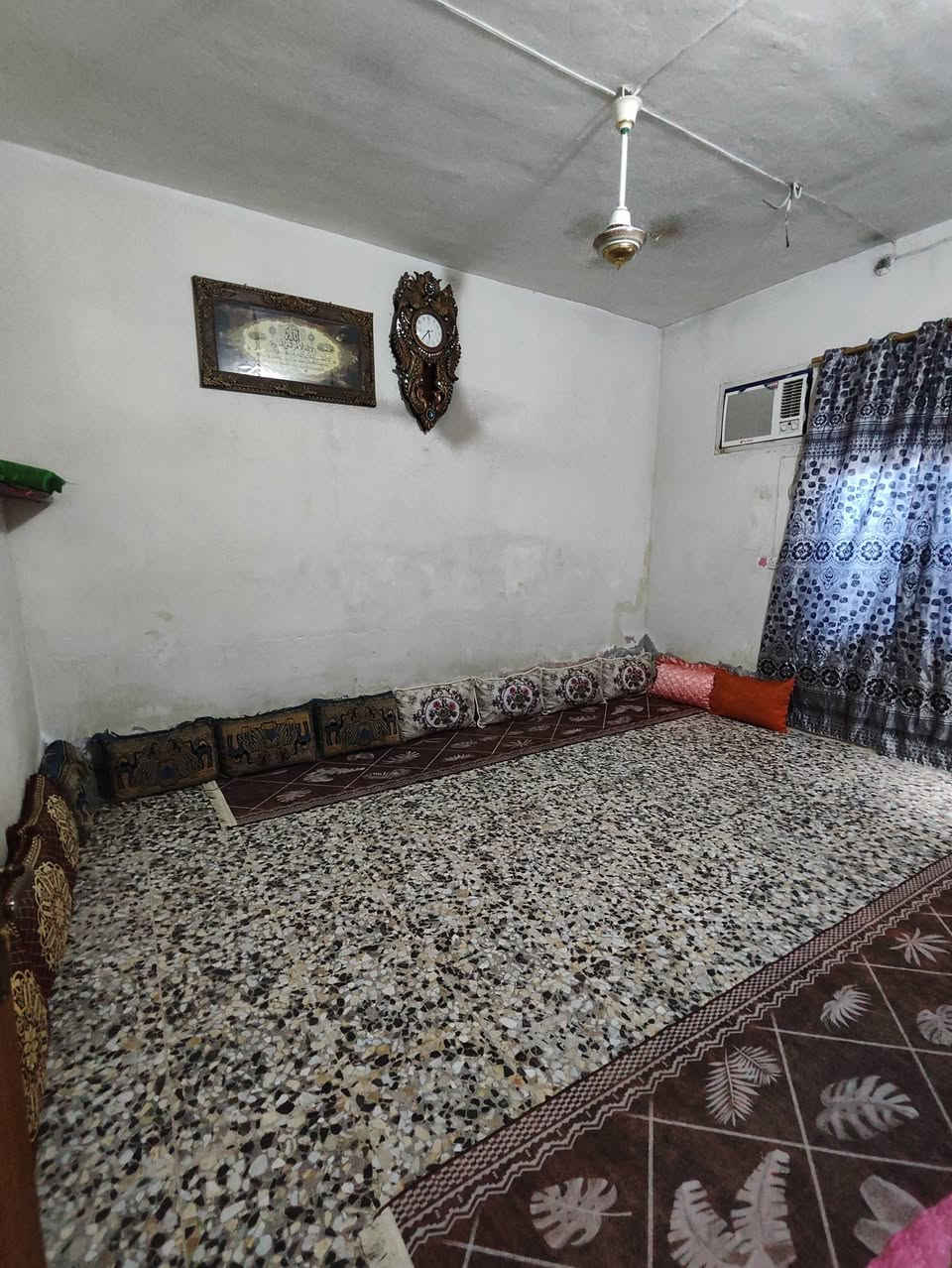 سلام عليكم
بيت للبيع مساحة 120 طابو زراعي في منطقة الدسيم يحتوي على مطبخ وديوانية وصالة وغرفة وغرفة في الطابق الثاني ومخزن و تواليت خارجي و تواليت و حمام داخلي 
المنطقة متوفر بيها الماء والكهرباء و المجاري 
والسعر عل خاص ***********واتساب
