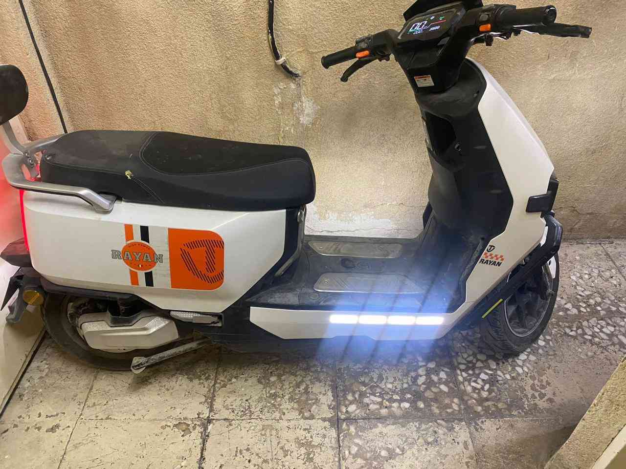 سلام عليكم دراجة شحن ريان سرعة 80فول موصفات بصمة لدات مثبت سرعة واير شحن بلوتوث ***********المكان حرية شارع صحة
